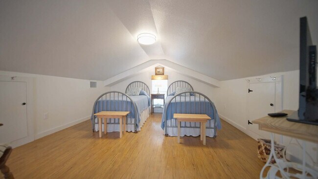 Building Photo - 175 Fredericksburg Rd