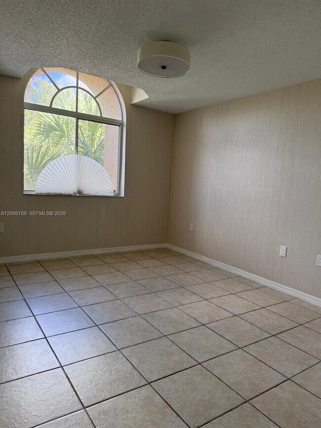 Building Photo - 1304 Glenmoor Dr