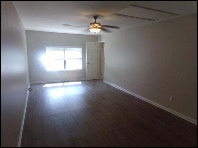 Building Photo - 525 S Oak St