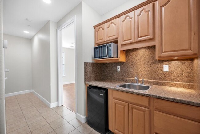 Building Photo - Townhouse - Beautiful 4bdrm, 3 bath - Rocklin