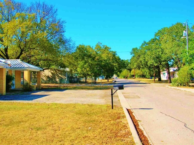 Building Photo - 800 S Vandeveer St