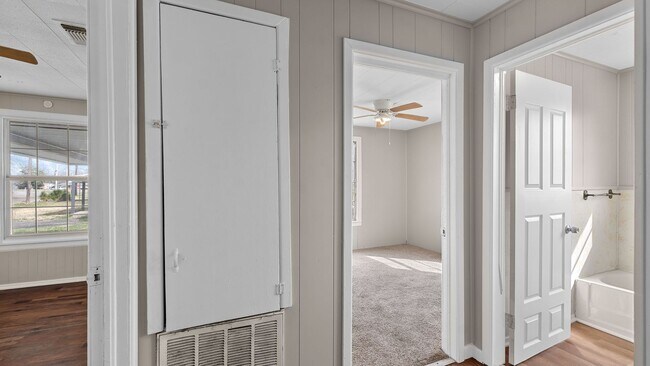 Building Photo - Cute home in New Boston