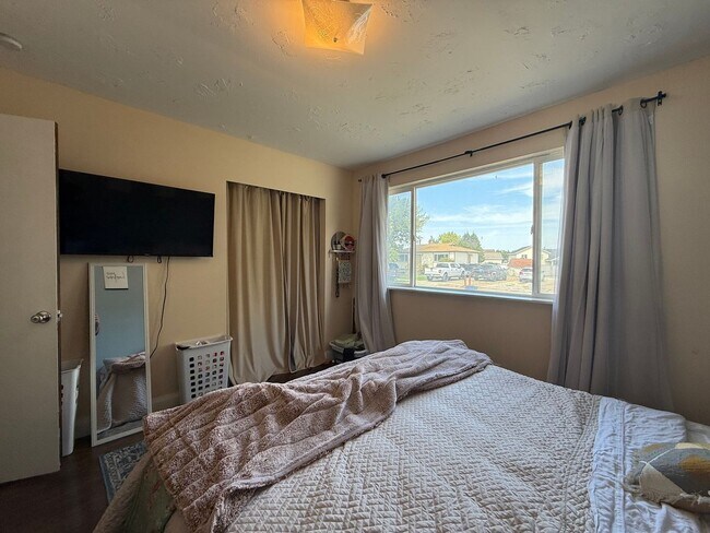 Building Photo - Modern Comfort in the Heart of West Jordan...