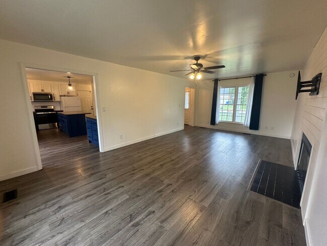 Building Photo - Don't miss this beautiful 3-bedroom, 2.5-bath home with a bonus room in the highly sought-after J...