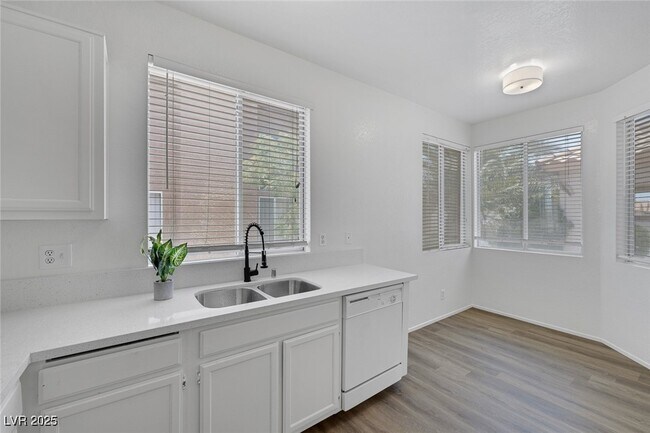 Building Photo - 6520 Lombard Dr