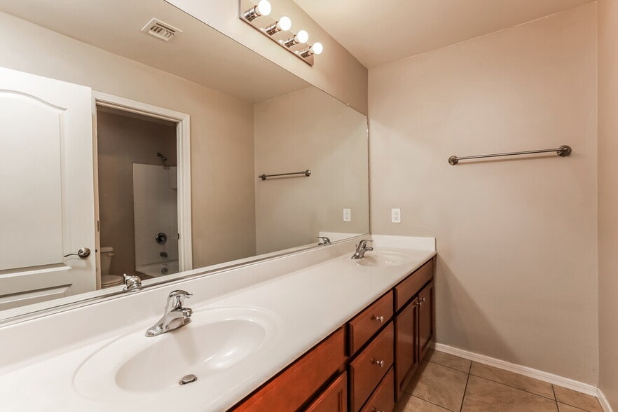 Building Photo - 8237 W Kittiwake Ln