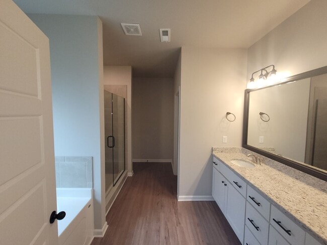 Building Photo - 4 bedroom 2.5 bath