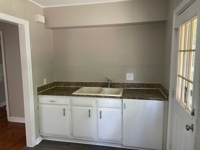 Building Photo - Cozy 2-Bedroom Home with Hardwood Floors & Spacious Yard
