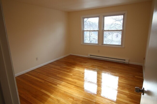 Building Photo - 318 Nesmith St