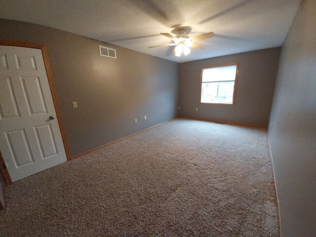 Building Photo - 2 Bedroom 1.5 Bathroom End Unit Townhome in Hudson