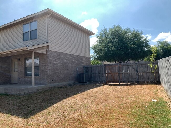 Building Photo - 2/2.5/1   Carpet only on Stairs /Large Fen...