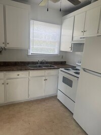 Building Photo - 723 Bradley Ave