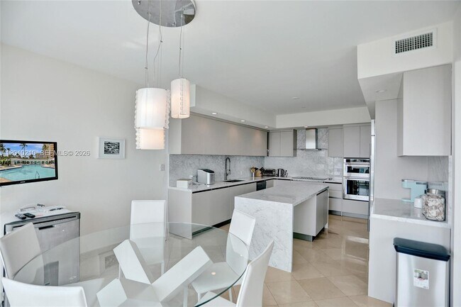 Building Photo - 10101 Collins Ave