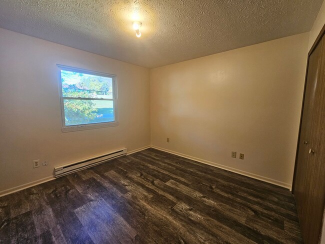 Building Photo - 4790 Sunnybrook Rd