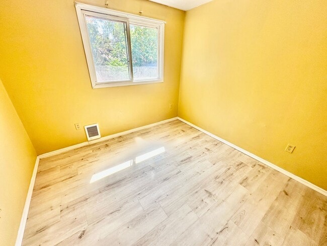 Building Photo - New on the Market!