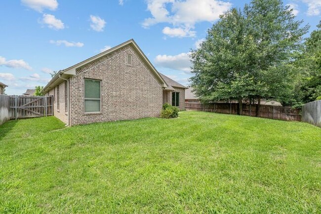 Building Photo - Tour Today! 3 Bedroom 2 Bath Near Three La...