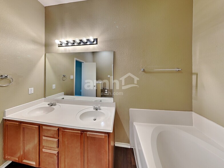 Building Photo - 10437 Manhassett Dr
