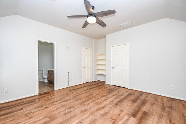 Building Photo - 6030 Wildbriar Ln