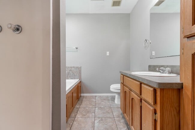 Building Photo - Freshly Updated 3 Bed, 2 Bath Home in Fort...