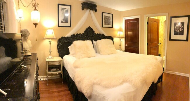 Building Photo - 4028 Beach Dr SW