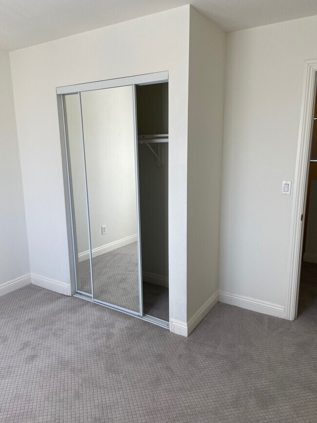 Building Photo - 291 E 46th St