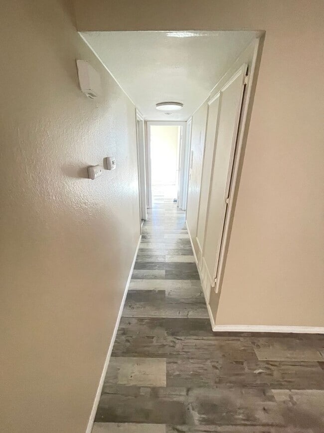 Building Photo - Lakeside living in Oceanside