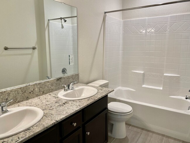Building Photo - $2,450 Locan & Ashlan 3 Bedroom - Ashlan a...