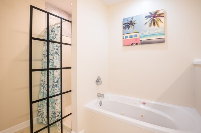 Building Photo - FURNISHED OFF-SEASON MONTHLY RENTAL-STARTI...