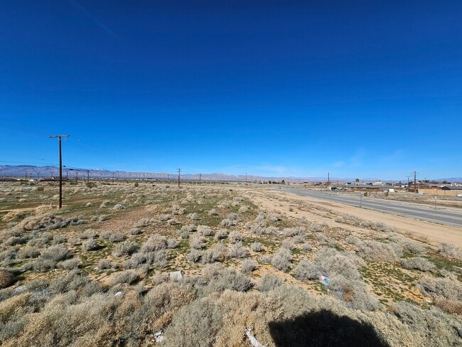 Building Photo - Upstairs/ Spacious/ 2 bedrooms / 2 bathrooms