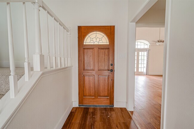 Building Photo - 934 Goldfinch Ave