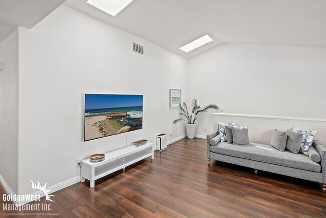 Building Photo - Bright and Modern 2Bdm 2Ba Townhome with Private Patio in Scripps Ranch!