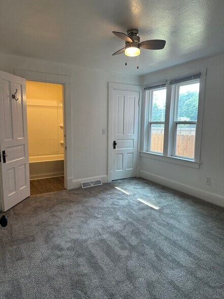 Bedroom - 275 E Green Bay Ave