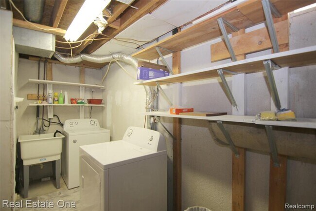 Building Photo - 5590 Greenbriar Dr