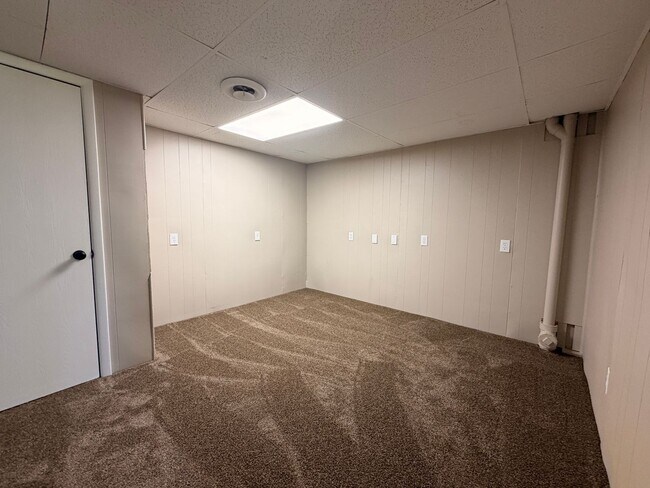 Building Photo - Rockford Schools! 4 Bedroom Duplex