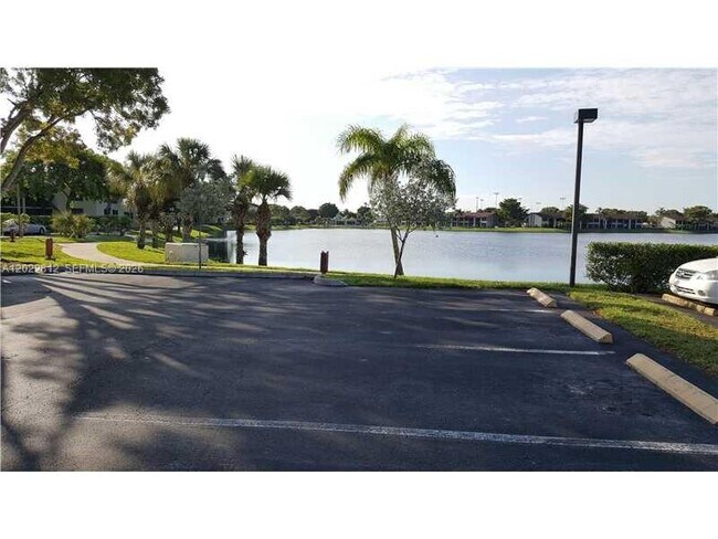 Building Photo - 212 Lake Pointe Dr