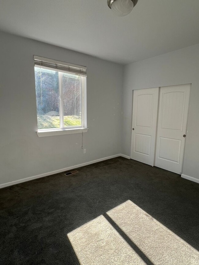 Building Photo - Beautiful Hilltop Country Home with Stunning Views