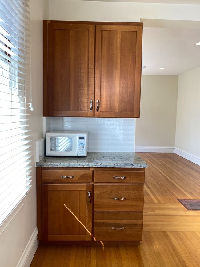 Building Photo - Bright, Corner Studio! Laundry On-Site! HARDWOOD! High Ceilings!