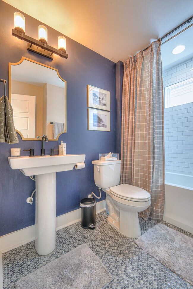 Building Photo - Luxurious 4BR Home Close to 12 South
