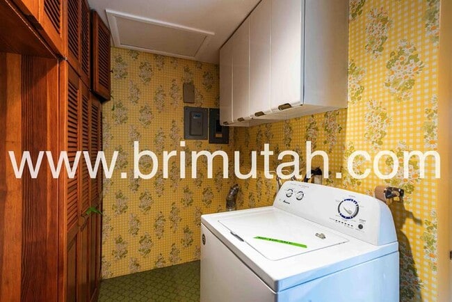 Building Photo - 2630 Lincoln Ln