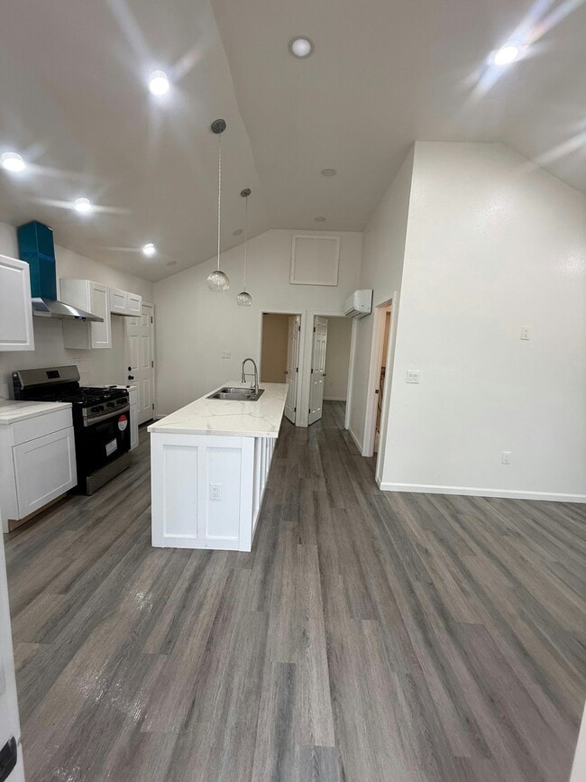 Primary Photo - 4619 S Raymond Ave