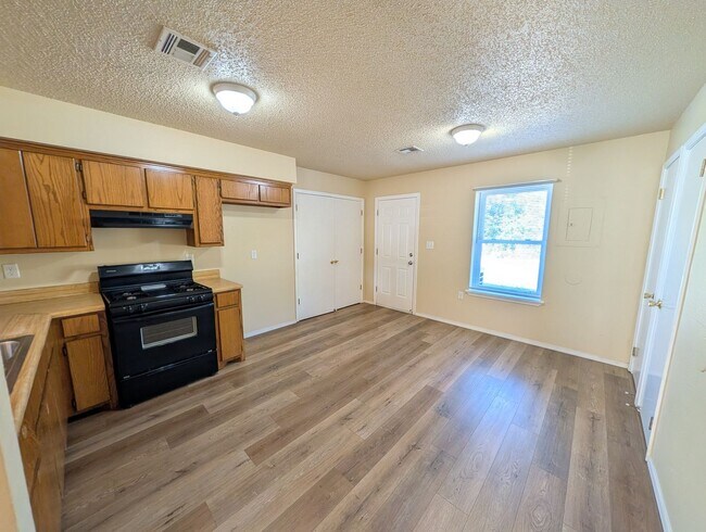 Building Photo - 302 N Bighorse St