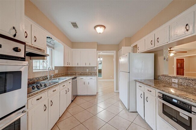 Building Photo - 5107 Trail Lake Dr