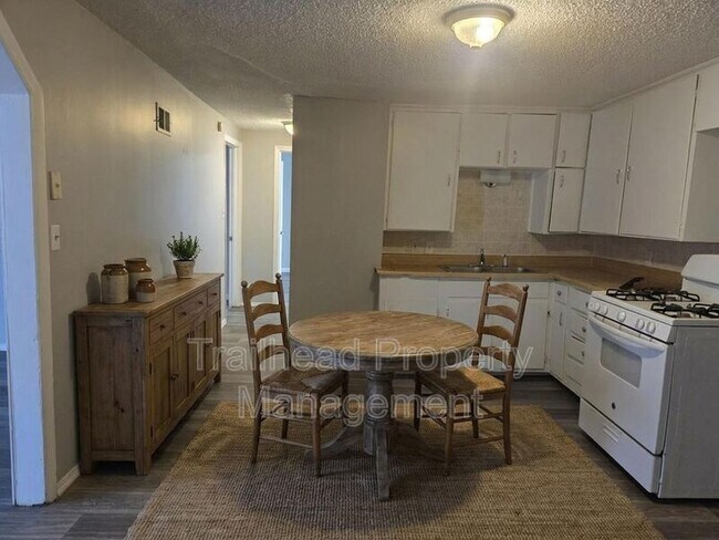 Building Photo - 5911 Cypress Pl