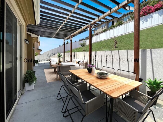 Building Photo - Beautiful 4 Bed / 3 Bath Home with Views —...
