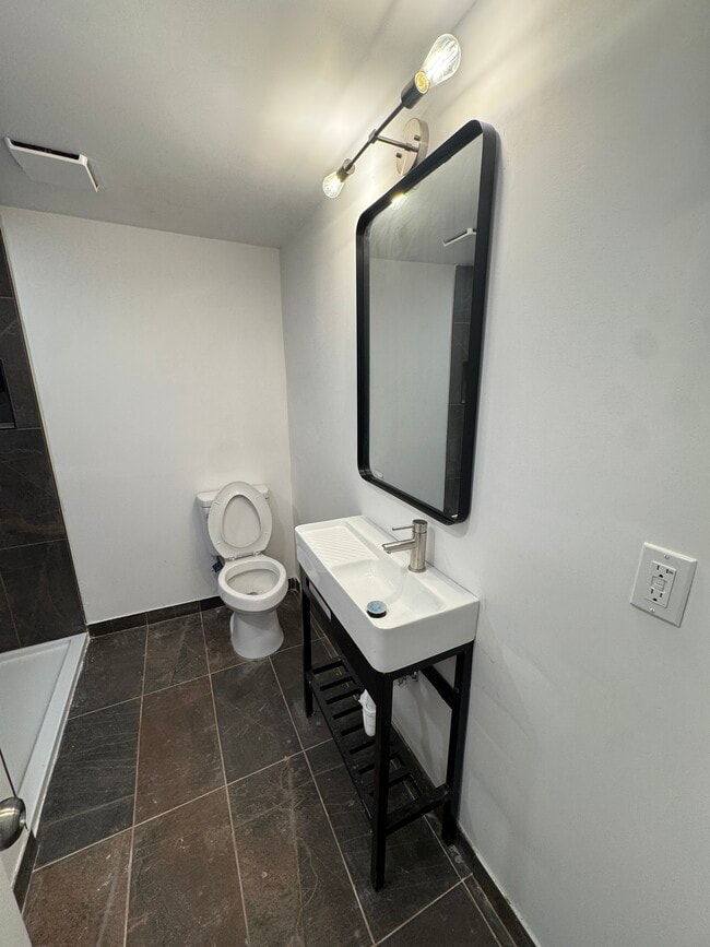 Building Photo - 839 S Jackson St