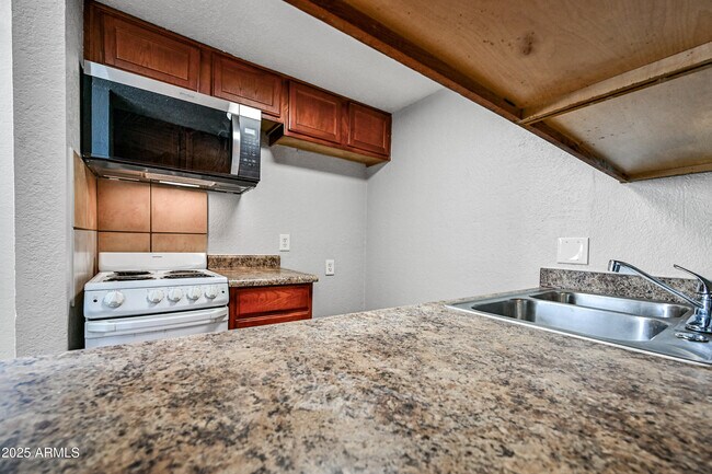 Building Photo - 3141 E Cypress St