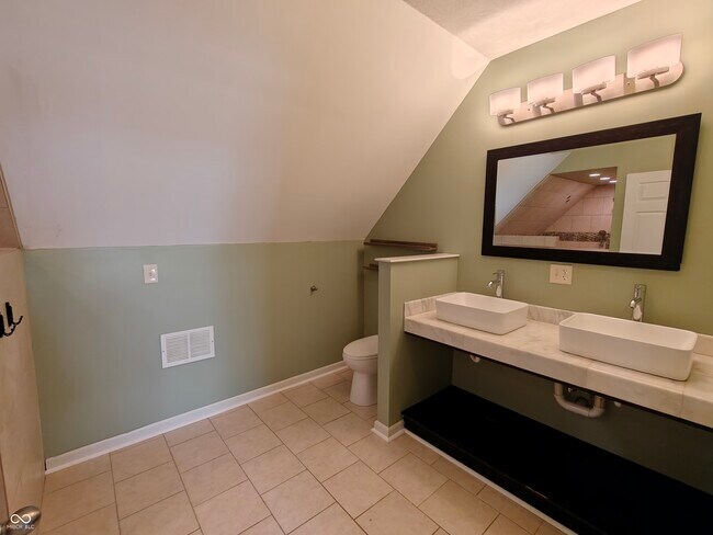Building Photo - 802 Fern Dr
