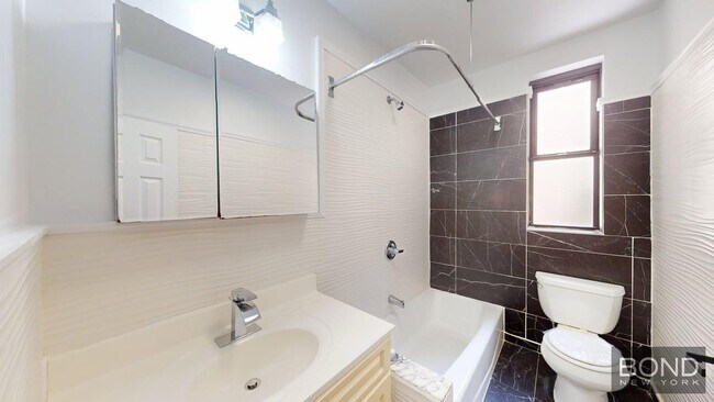 Building Photo - 605 W 170th St