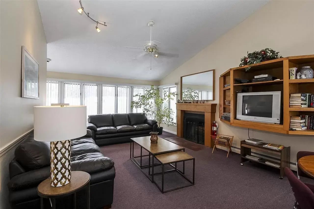 Building Photo - 11 Saint James Pl