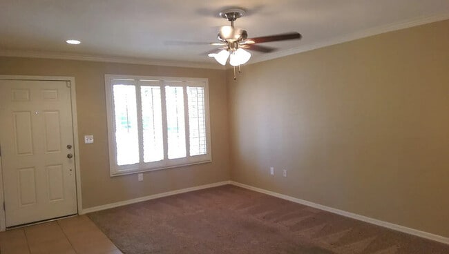 Building Photo - 303 W Scott Ave